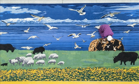 在青海省西寧市圣源地毯集團有限公司生產(chǎn)車間，操作工檢查毯面、拔花刺（2023年2月4日攝）。新華社記者 才揚 攝