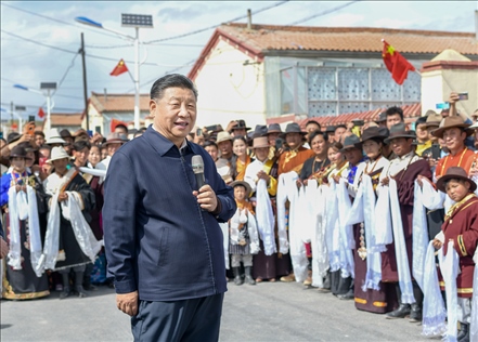 2021年6月7日至9日，習(xí)近平總書記在青?？疾?。這是8日下午，習(xí)近平在海北藏族自治州剛察縣沙柳河鎮(zhèn)果洛藏貢麻村考察時，同村民們親切交流。新華社記者 謝環(huán)馳 攝