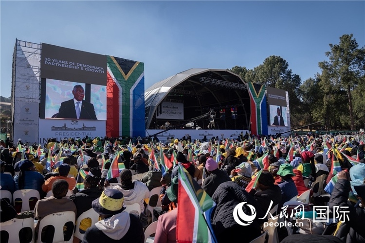 南非民眾觀看拉馬福薩總統(tǒng)就職演說。 人民日報(bào)非洲中心分社 希拉茲·莫林?jǐn)z