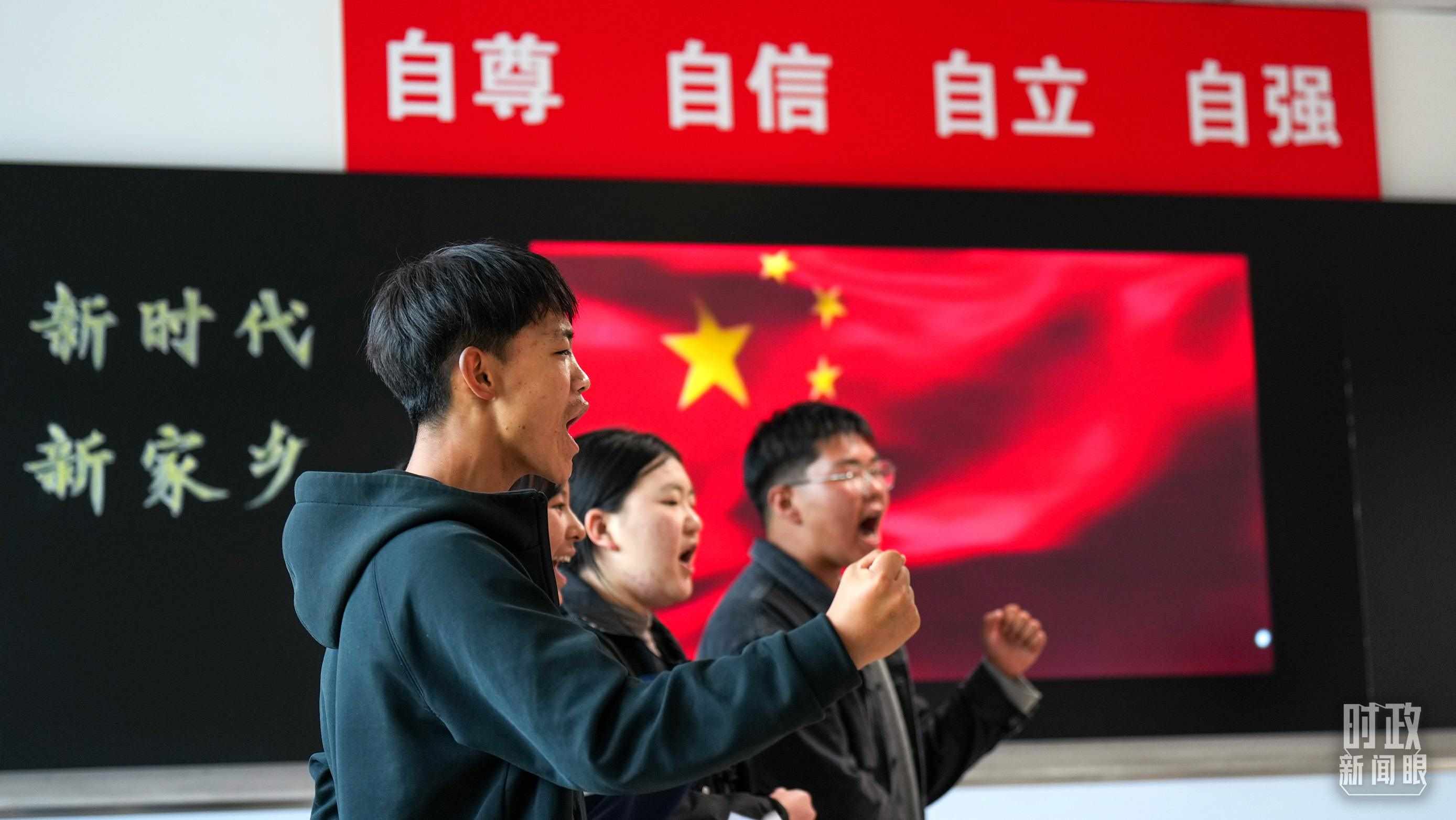 △果洛西寧民族中學高一（1）班的“新時代、新家鄉(xiāng)”主題思政課。（總臺央視記者許永松、國廣記者李晉拍攝）