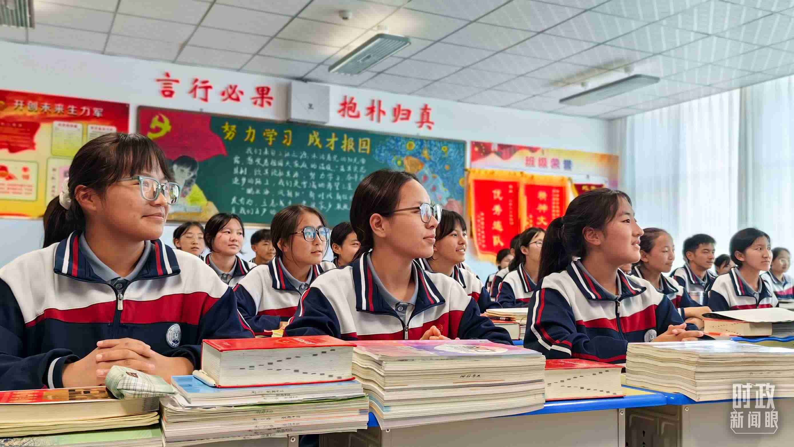 △果洛西寧民族中學高一（1）班的“新時代、新家鄉(xiāng)”主題思政課。（總臺央視記者段德文拍攝）