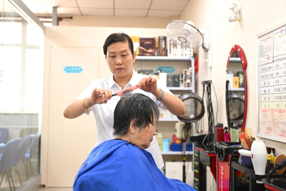 6月20日，長城花園社區(qū)的志愿者為居民理發(fā)。