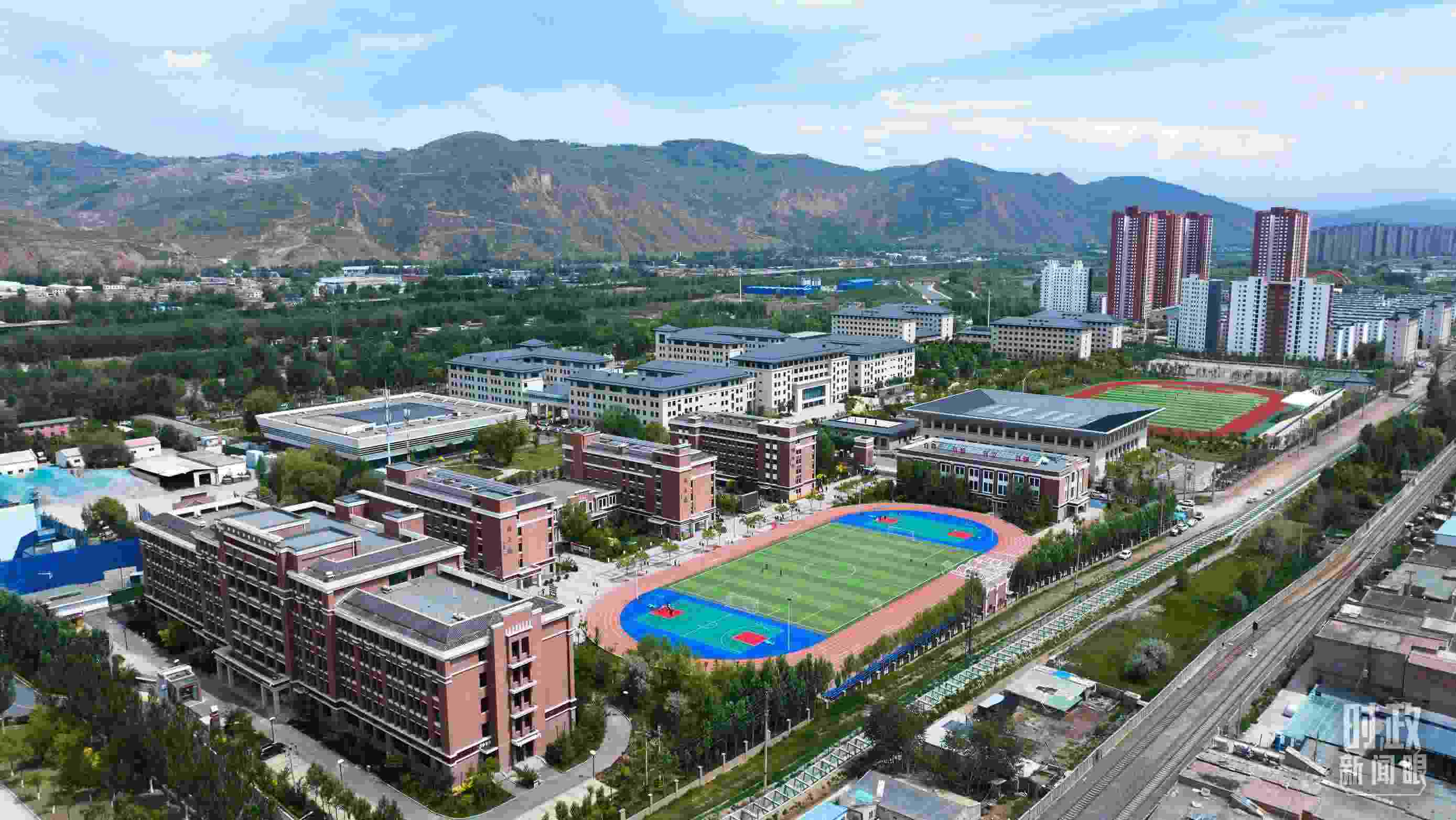 △果洛西寧民族中學。（總臺記者閆懋鵬拍攝）