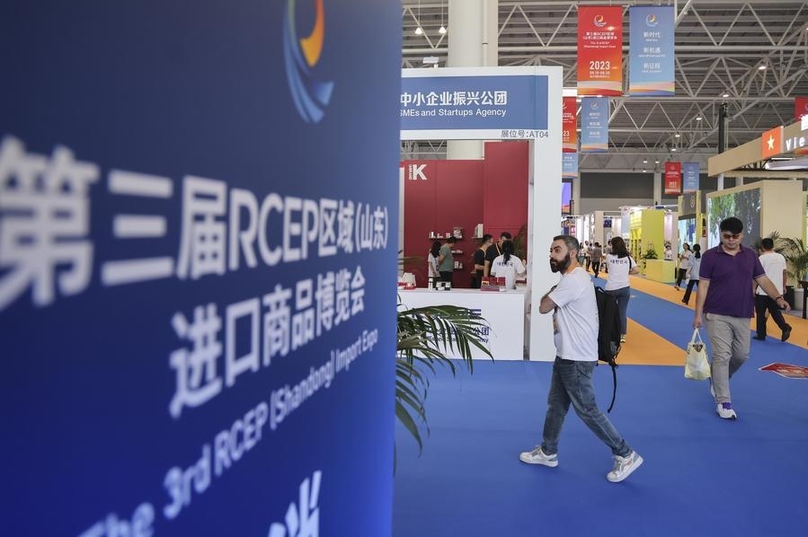 2023年8月18日，人們?cè)诘谌龑肦CEP區(qū)域（山東）進(jìn)口商品博覽會(huì)上參觀。新華社發(fā)（許傳寶 攝）