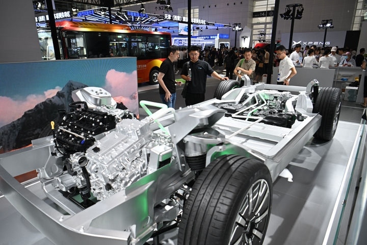 這是在博覽會(huì)現(xiàn)場(chǎng)拍攝的一款智能網(wǎng)聯(lián)汽車平臺(tái)架構(gòu)（6月20日攝）。新華社記者 孫凡越 攝