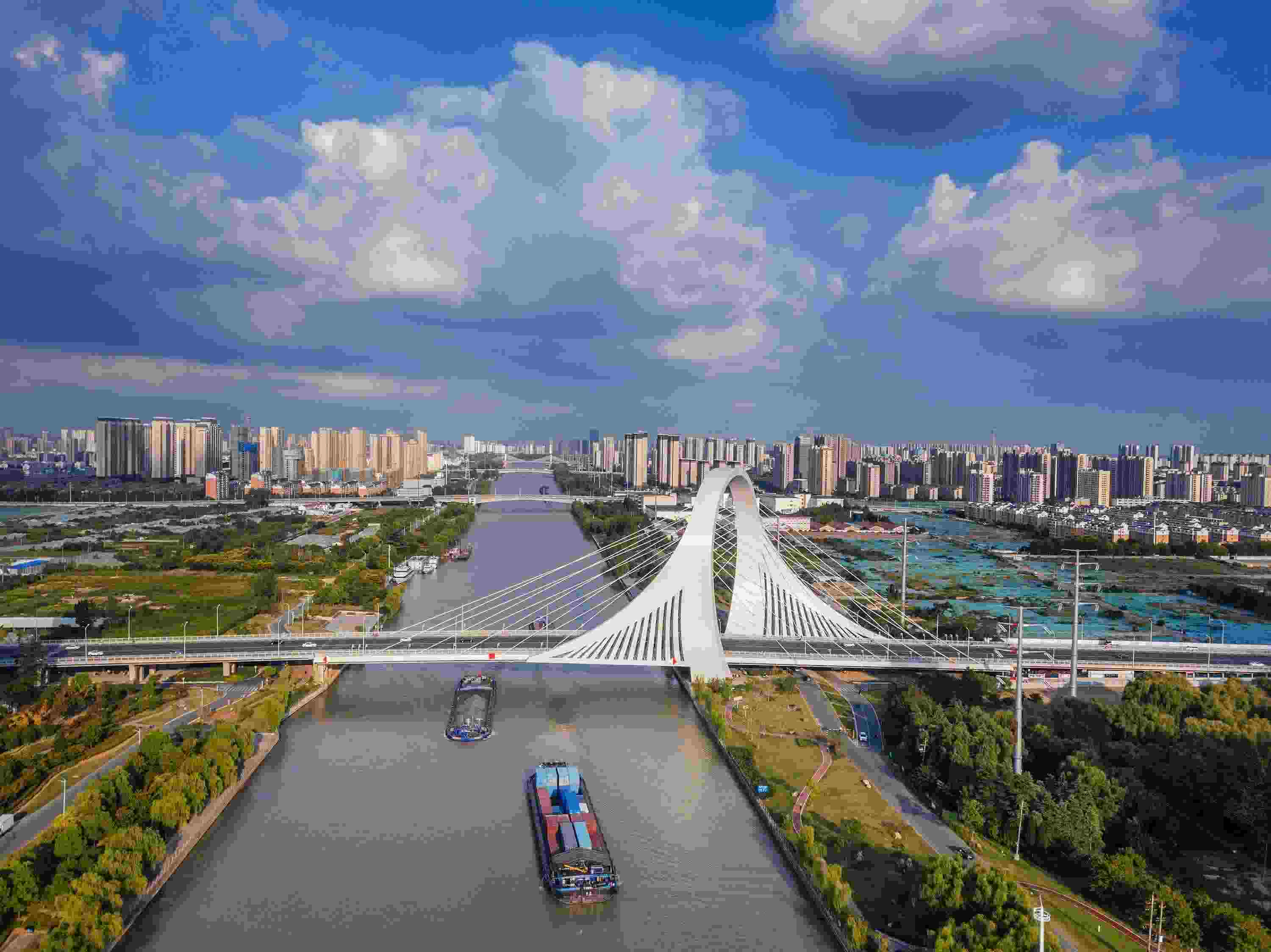 2022年9月12日，幾艘船舶行駛在江蘇淮安運河大橋附近。