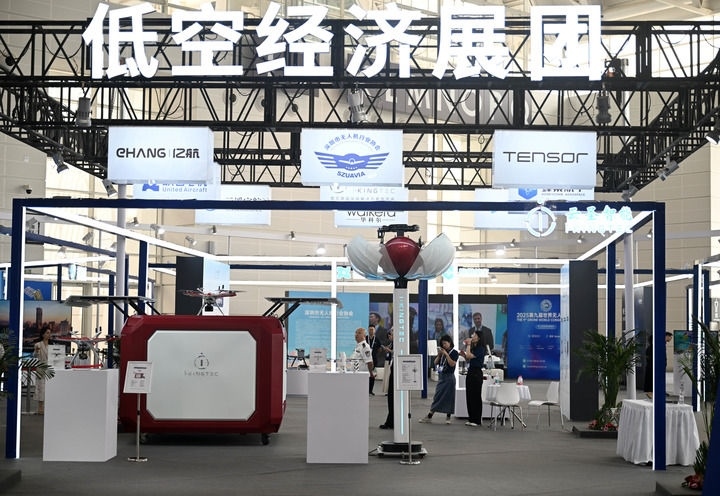 6月20日，參觀者在博覽會(huì)低空經(jīng)濟(jì)展團(tuán)參觀。新華社記者 趙子碩 攝