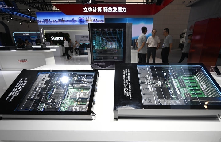 這是6月20日在博覽會(huì)上拍攝的中科曙光展區(qū)的一臺(tái)人工智能服務(wù)器。新華社記者 趙子碩 攝