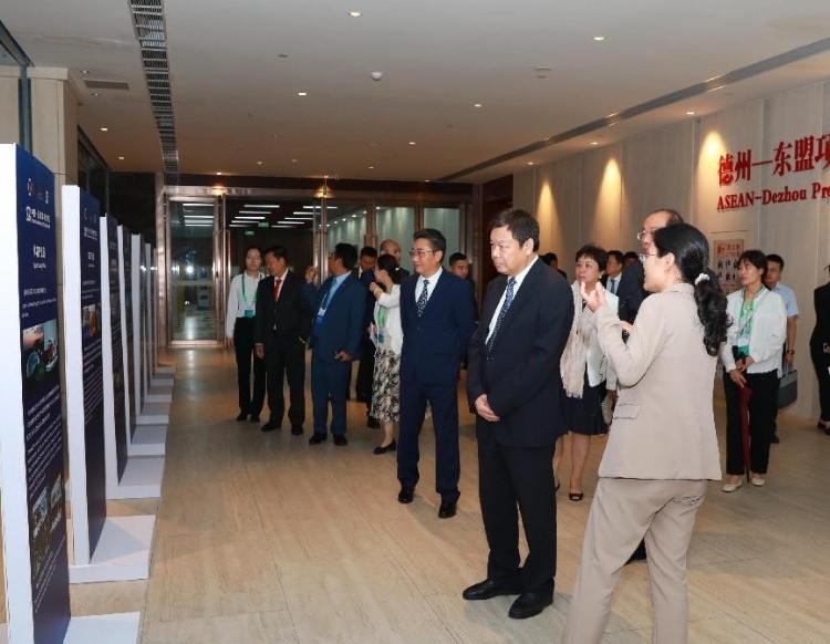 與會(huì)嘉賓參觀圖片展。中國(guó)外文局供圖