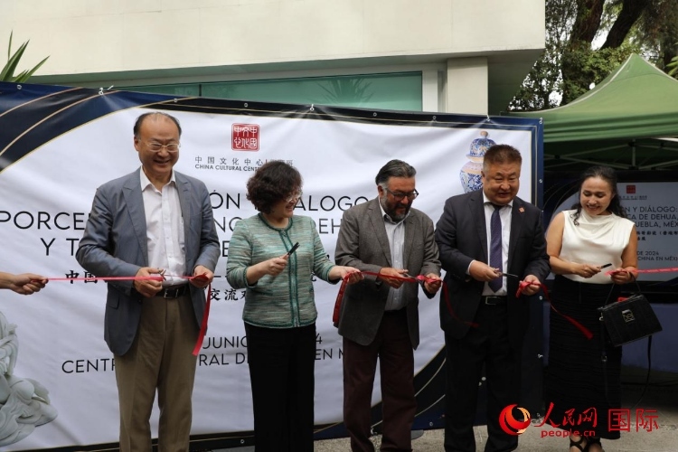 與會嘉賓為展覽開幕剪彩。人民網(wǎng) 埃內(nèi)斯托·多明戈斯攝