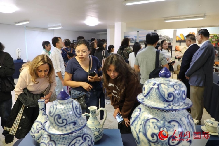 在展覽現(xiàn)場，觀眾們駐足欣賞德化瓷和墨西哥彩瓷。人民網(wǎng) 埃內(nèi)斯托·多明戈斯攝