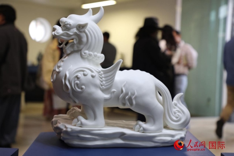 展覽現(xiàn)場的德化白瓷。人民網(wǎng) 埃內(nèi)斯托·多明戈斯攝