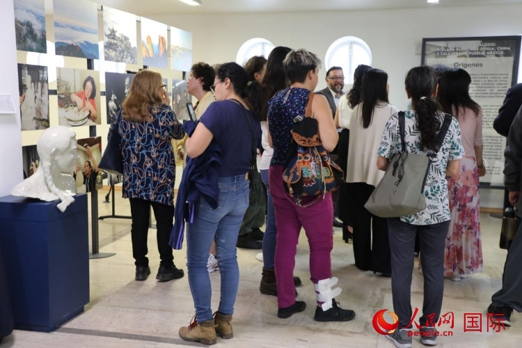 在展覽現(xiàn)場，觀眾們駐足欣賞德化白瓷和墨西哥彩瓷。人民網(wǎng) 埃內(nèi)斯托·多明戈斯攝