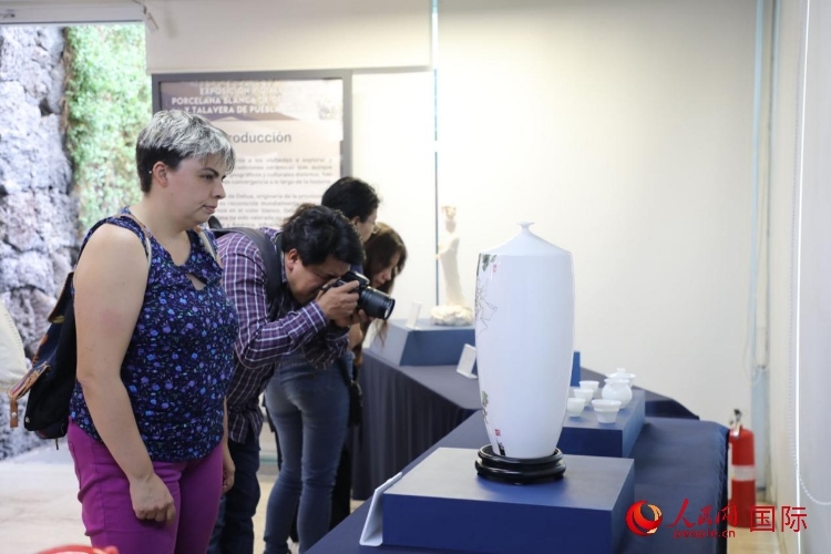 在展覽現(xiàn)場，觀眾們駐足欣賞德化白瓷和墨西哥彩瓷。人民網(wǎng) 埃內(nèi)斯托·多明戈斯攝