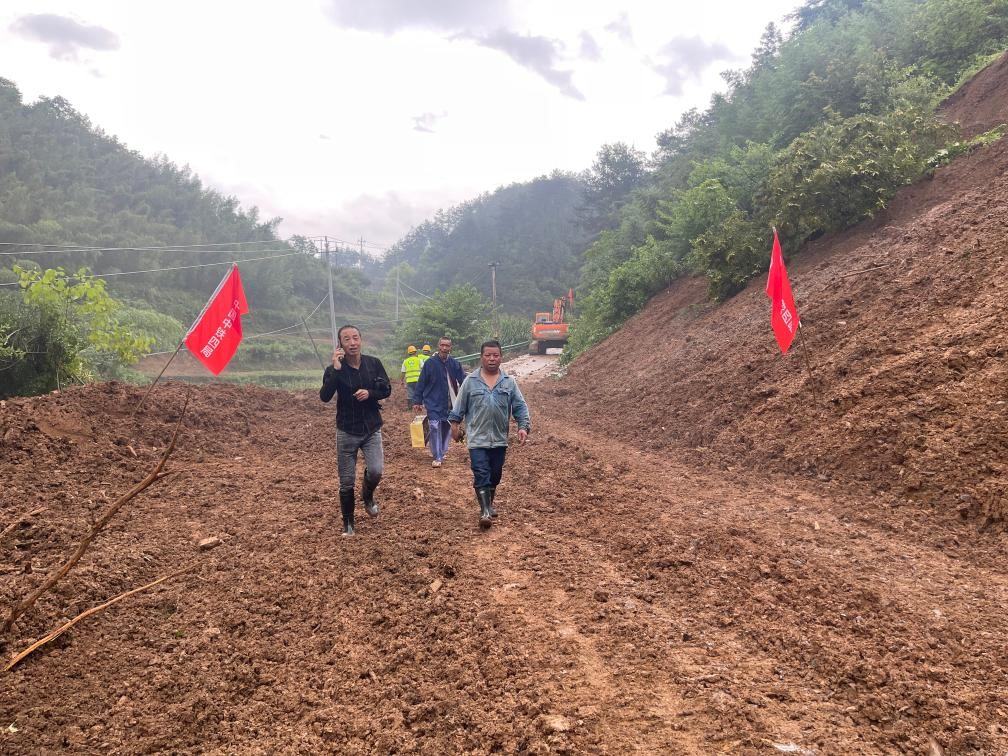 6月22日，木石里008縣道最后一個(gè)塌方點(diǎn)搶通。（受訪者供圖）