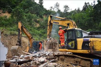 6月23日，救援人員在魚市鎮(zhèn)斗溪村龍?zhí)两M山體滑坡現(xiàn)場開展救援工作。新華社記者 陳振海 攝