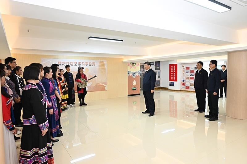 2023年12月14日，習(xí)近平總書記在廣西南寧市良慶區(qū)蟠龍社區(qū)黨群服務(wù)中心文體活動室同社區(qū)居民親切交流。