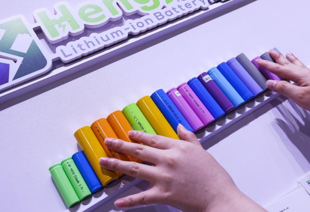 參展商在第135屆廣交會(huì)新能源展區(qū)布置鋰電池展品（2024年4月15日攝）。新華社記者 劉大偉 攝