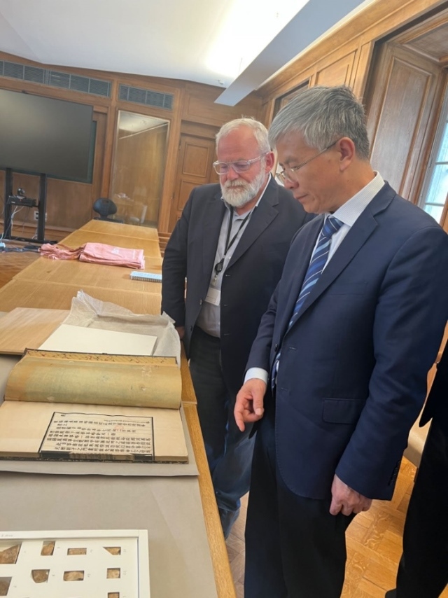 山東大學校長李術才率團訪問法國國家圖書館。山東大學供圖