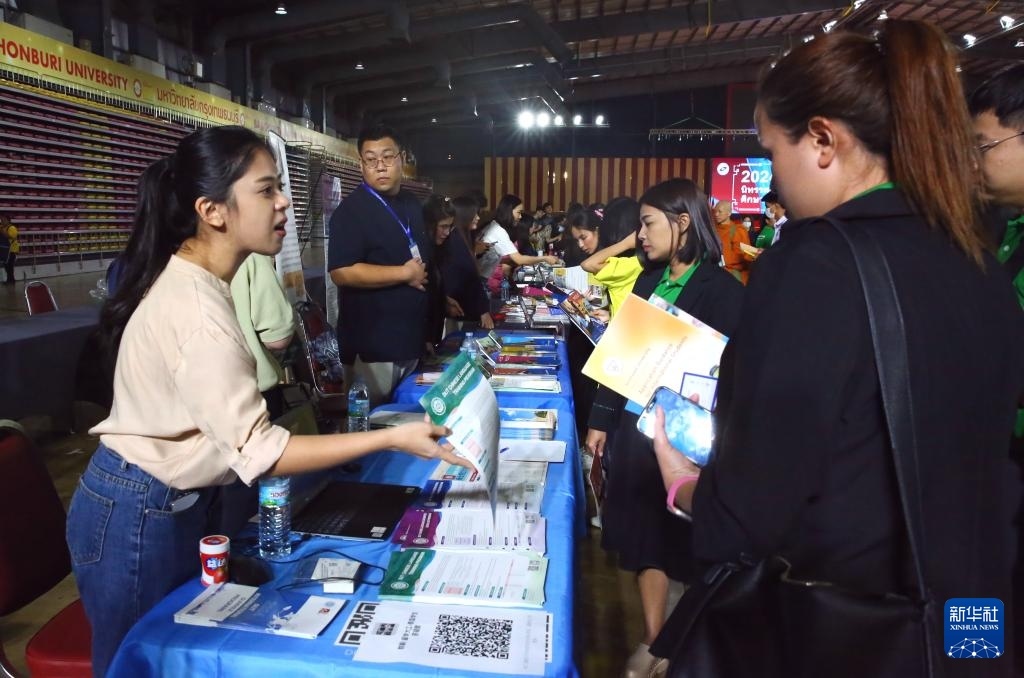 6月22日，在泰國(guó)曼谷吞武里大學(xué)舉辦的中國(guó)高等教育展上，學(xué)生在中國(guó)高校展臺(tái)前了解信息。新華社記者 孫瑋彤 攝
