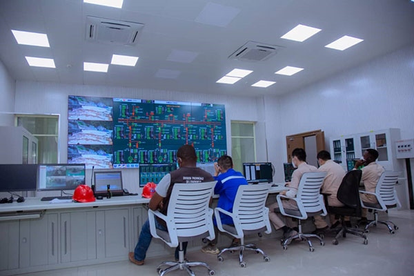 剛果（金）布桑加水電站攔河大壩泄洪。中鐵資源集團供圖 