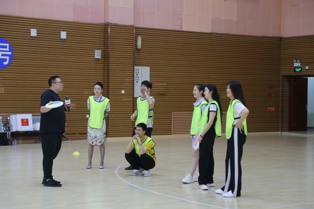 在“友趣體驗營”上，年輕用戶正在學(xué)習(xí)飛盤運(yùn)動技巧。 受訪者供圖