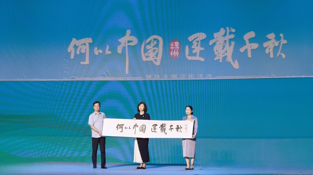 隋唐大運河文化博物館館長曹岳森（左）、揚州中國大運河博物館館長鄭晶（中）、浙東運河博物館負責(zé)人張慧（右）共同展卷。