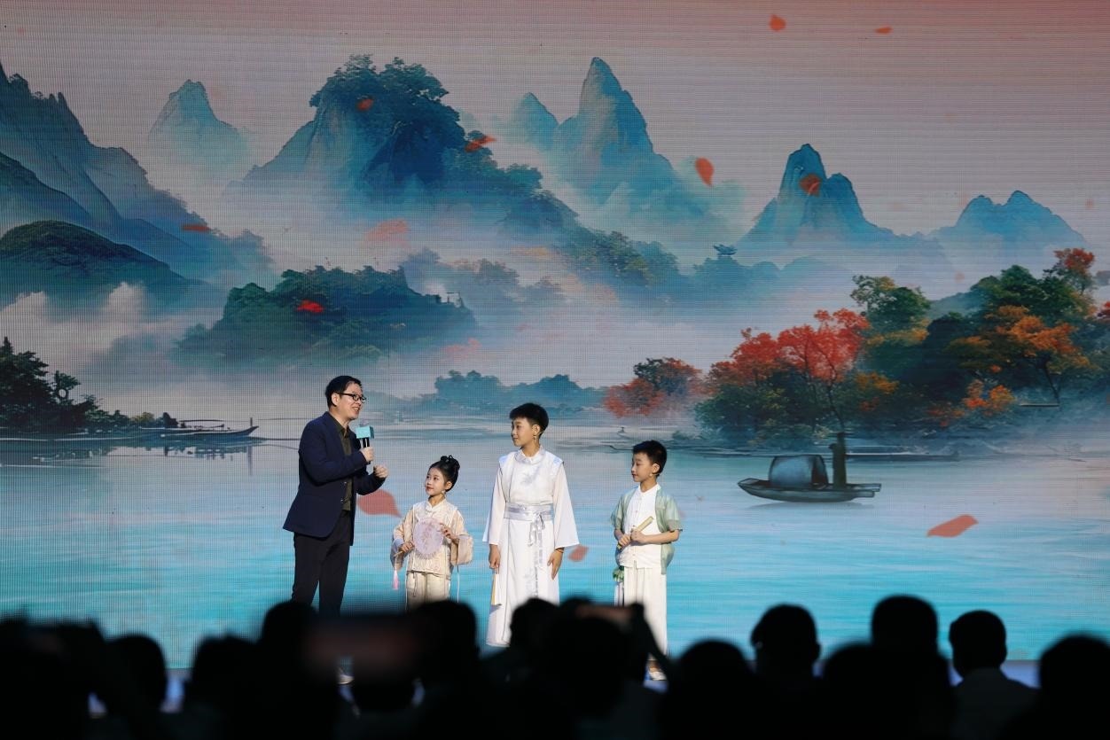 南京師范大學(xué)教授酈波（左一）與2024中國詩詞大會選手張可兒（左二）、姜敬曦（右二），揚州市邗江區(qū)實驗學(xué)校蔣王小學(xué)學(xué)生陸俊屹（右一）趣談大運河詩詞文化。