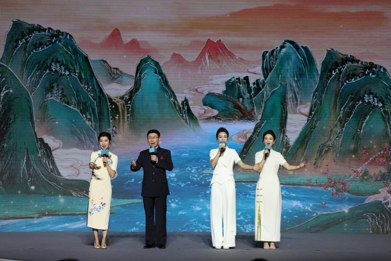 國家一級演員、京劇表演藝術(shù)家王平（左二），國家一級演員、南京藝術(shù)學(xué)院教授單雯（左一），浙江小百花越劇團青年演員陳麗君（右二）、何青青（右一）同臺唱響千年運河情。