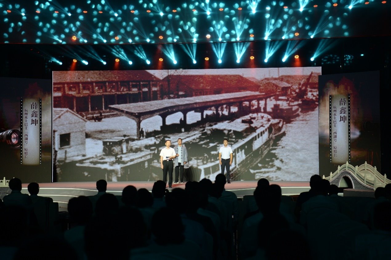 杭州水上巴士“西湖”號原船長薛鑫坤（左）、窯灣古鎮(zhèn)漁民藝術(shù)團團長沈召明（中）、港航潤楊6060貨船主楊杰偉（右）現(xiàn)場講述。