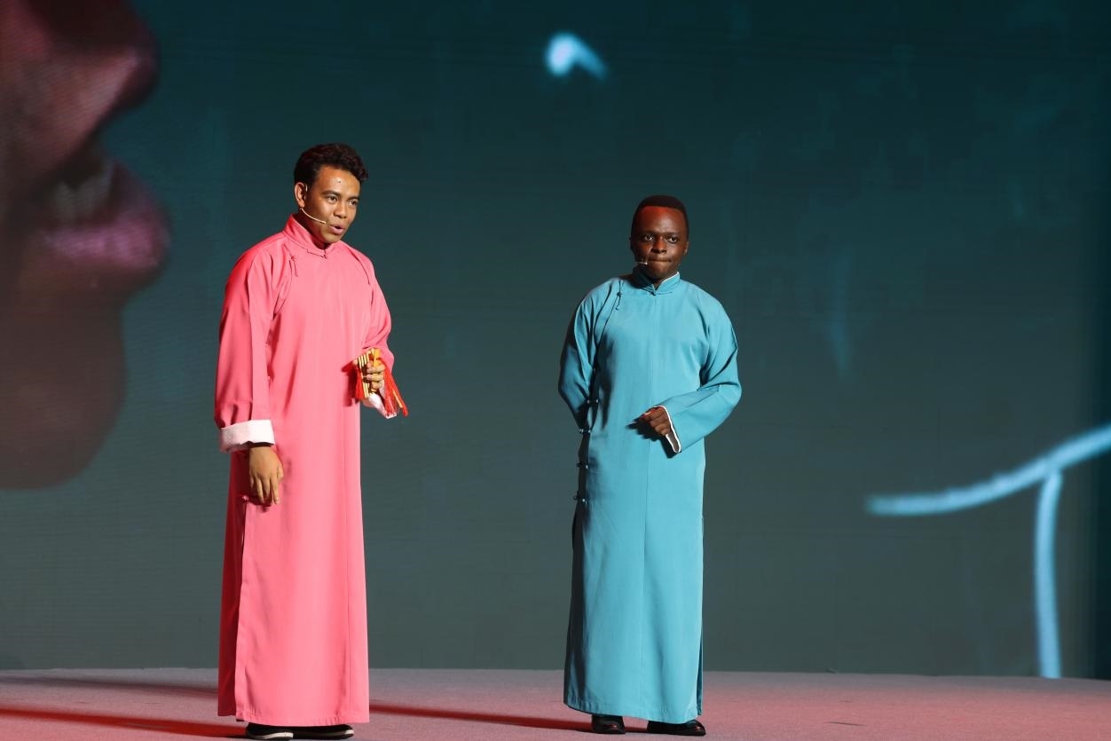 來自馬達加斯加的北京外國語大學(xué)教師唐磊（左）和來自肯尼亞的天津師范大學(xué)博士生孔愛凱（右）說唱大運河。