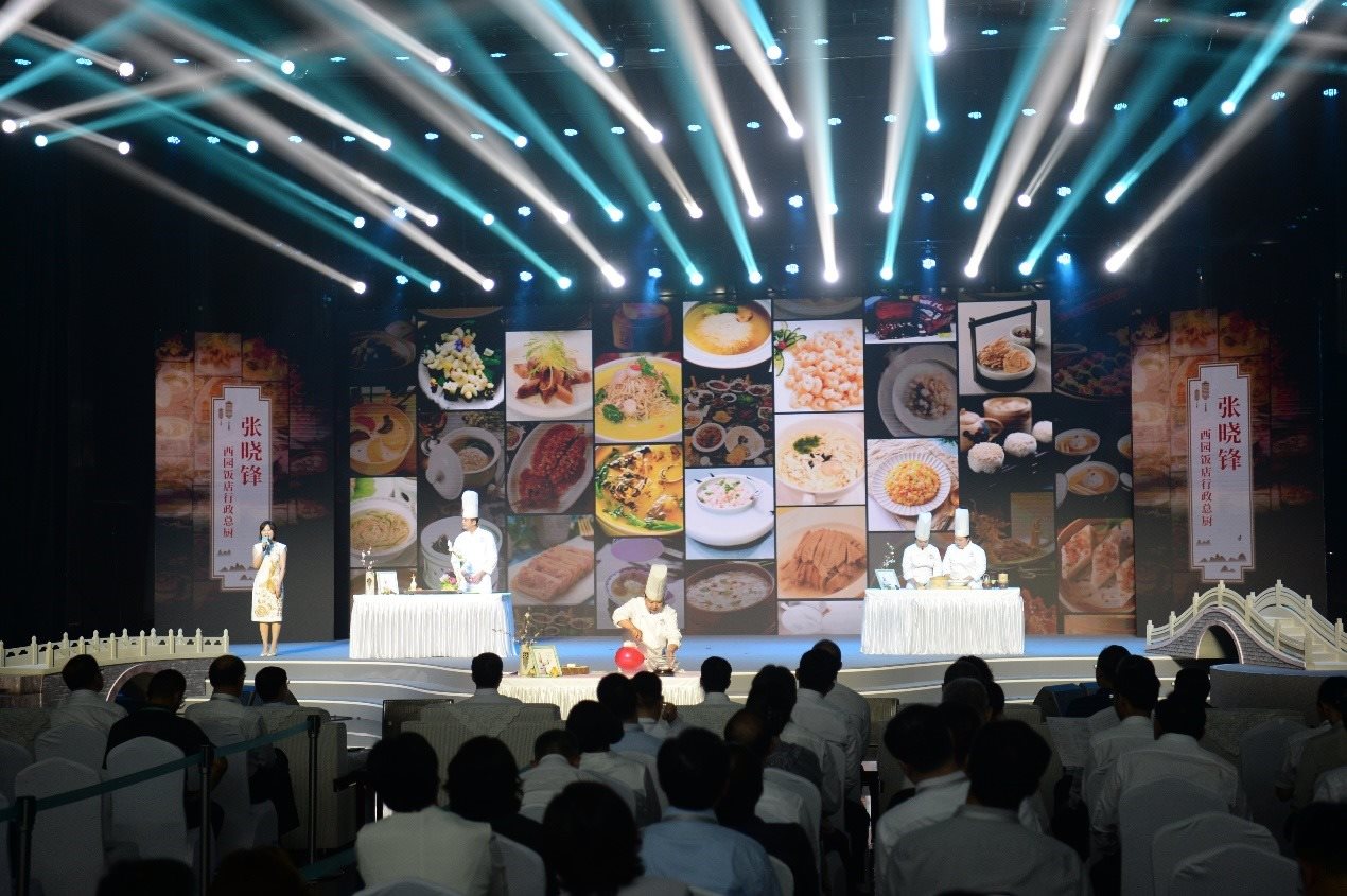 花園國際大酒店廚師長朱燾、西園飯店行政總廚張曉鋒、冶春面點總廚倪秋香、冶春面點制作技藝第五代傳人陳詩雅展示淮揚菜絕技。