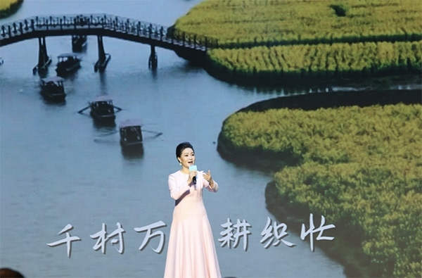 歌唱家、中國音樂學(xué)院教授雷佳現(xiàn)場演唱。