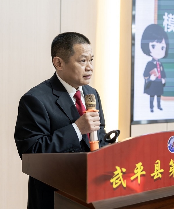 圖④：武平法院刑庭庭長(zhǎng)候良石在模擬法庭后為學(xué)生上普法課。