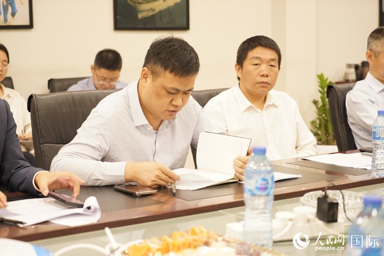 新當選尼日利亞中國礦業(yè)聯(lián)合會會長中國和聯(lián)公司董事長李輝發(fā)言。人民網(wǎng)記者 姜宣攝