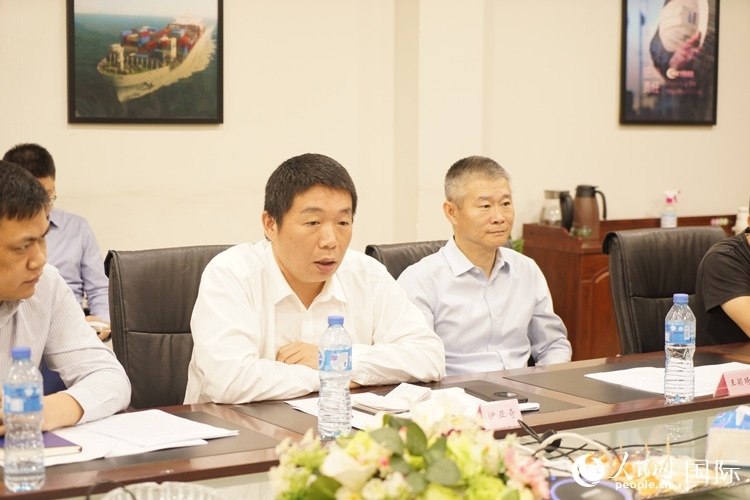 駐尼日利亞使館領(lǐng)僑處主任伊亞奇（中）講話。人民網(wǎng)記者 姜宣攝