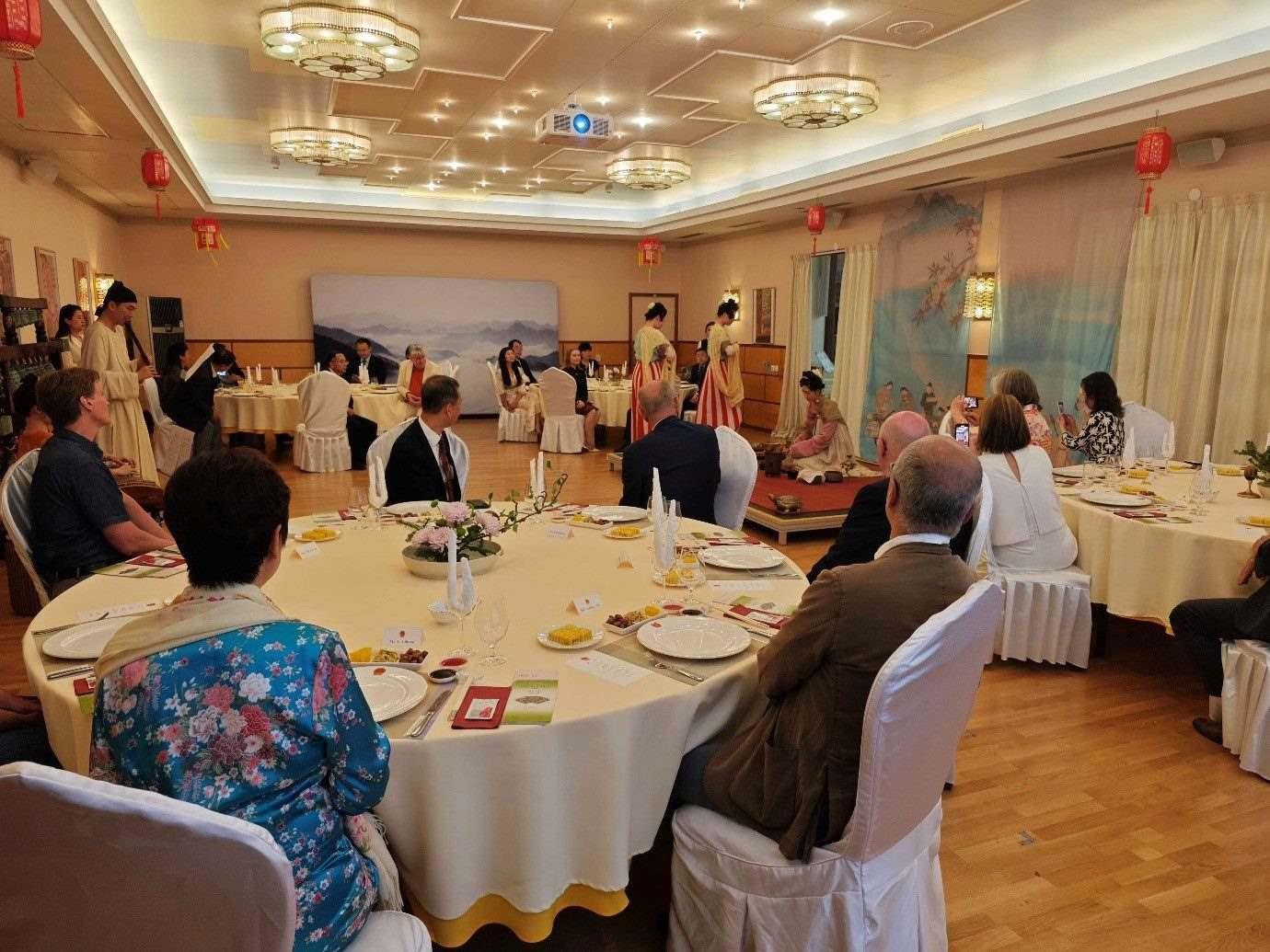 來賓們觀賞茶藝表演和品嘗中華美食。中國駐瑞典大使館供圖