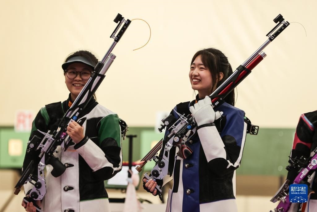 2023年9月24日，在杭州亞運(yùn)會(huì)射擊項(xiàng)目女子10米氣步槍個(gè)人決賽中，中國(guó)選手黃雨婷以252.7環(huán)的成績(jī)獲得冠軍，韓佳予獲得亞軍，印度選手拉米塔獲得季軍。圖為黃雨婷（右）、韓佳予在比賽后。新華社記者 單宇琦 攝