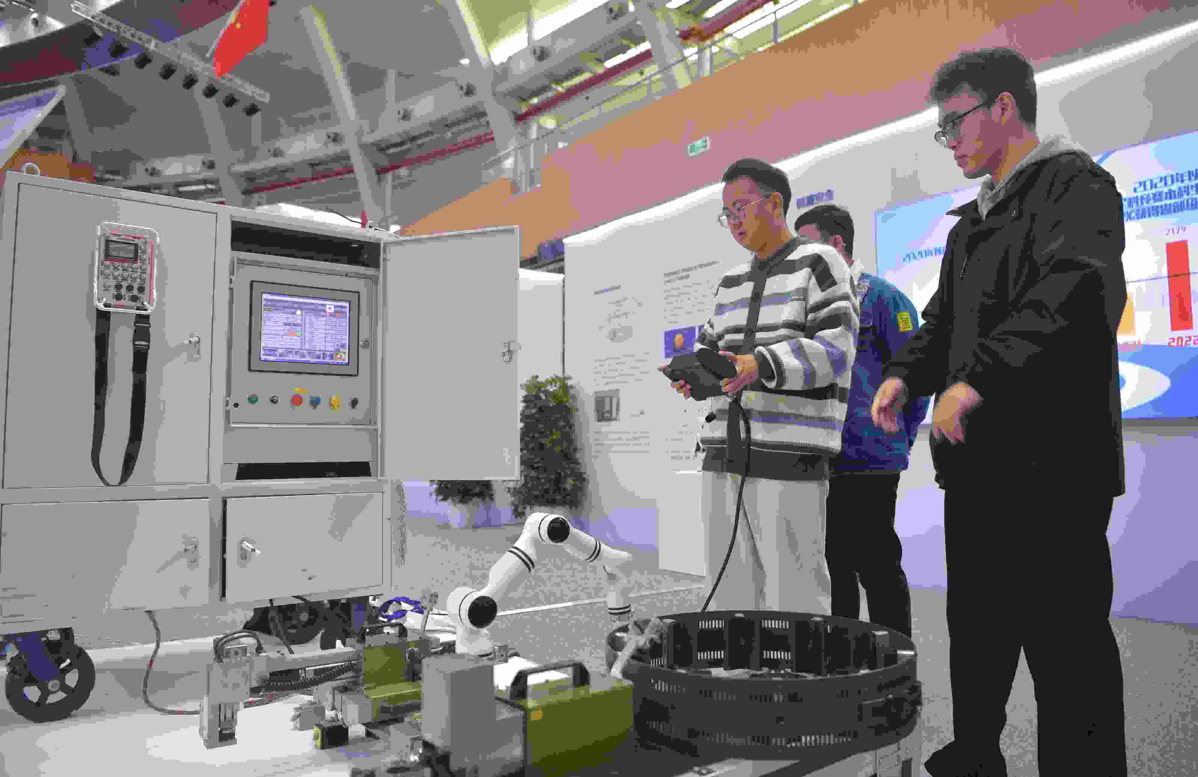 2023年，京南地區(qū)高?？萍汲晒平闀诒本┙ㄖ髮W(xué)大興校區(qū)舉行。圖為高校師生在展示管道全位置焊接機(jī)器人系統(tǒng)成果。