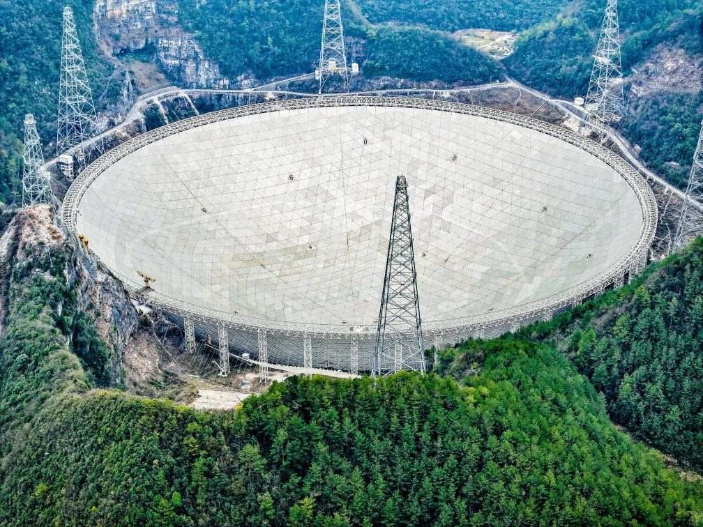 這是2024年2月26日拍攝的位于貴州的“中國(guó)天眼”（無(wú)人機(jī)全景圖片，維護(hù)保養(yǎng)期間拍攝）。新華社記者 歐東衢 攝