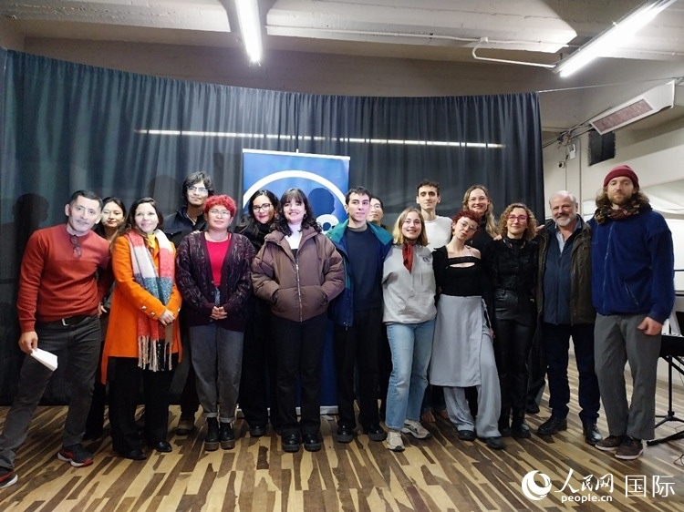 活動現(xiàn)場藝術(shù)家合影。人民網(wǎng)記者 許放攝