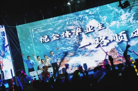 歌曲《祝你一路順風(fēng)》演出現(xiàn)場(chǎng)。供圖：日照職業(yè)技術(shù)學(xué)院