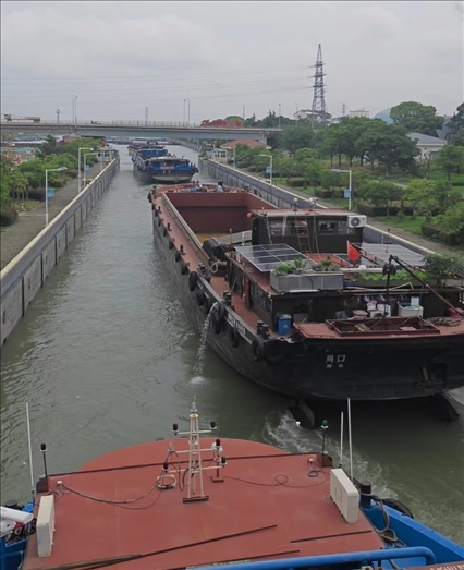 諫壁船閘內(nèi)船只正在過閘。人民網(wǎng)記者 黃鈺攝