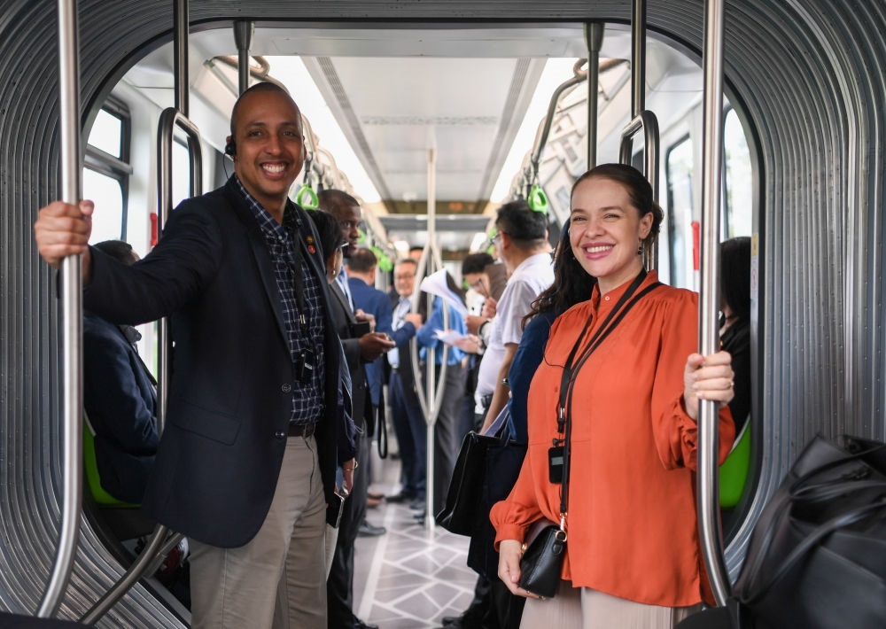 2024年4月22日，拉美和加勒比國(guó)家駐華使節(jié)、機(jī)構(gòu)代表和記者應(yīng)外交部邀請(qǐng)，在襄陽(yáng)騰龍汽車有限公司參訪。新華社記者 杜子璇 攝