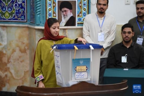 6月28日，伊朗選民在德黑蘭的一處投票站參加總統(tǒng)選舉投票。新華社記者 沙達提 攝