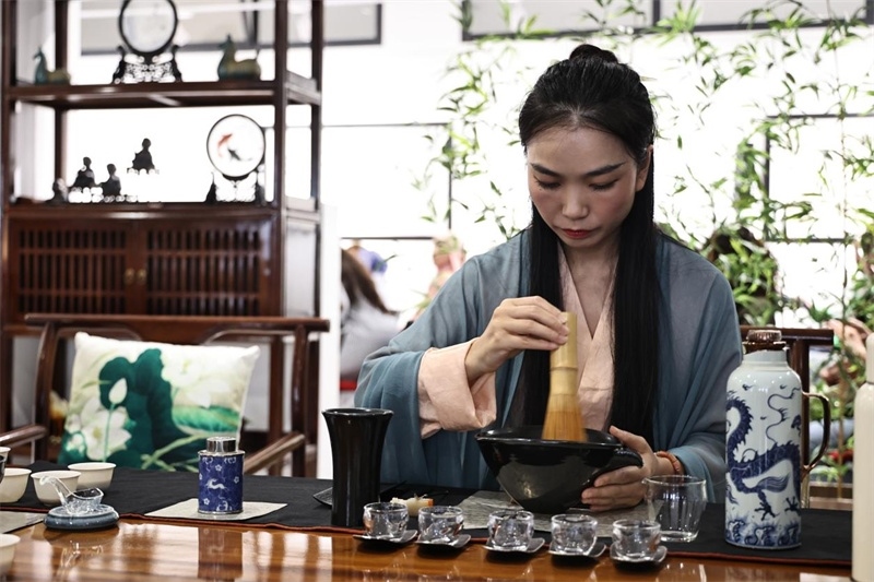 茶藝師現(xiàn)場(chǎng)展示宋式點(diǎn)茶。拉巴特中國(guó)文化中心供圖