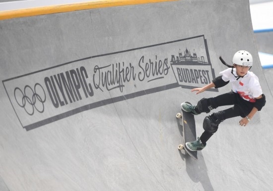 6月20日，鄭好好在比賽中，她在預賽中最佳成績?yōu)?2.60分。當日，巴黎奧運會資格系列賽布達佩斯站滑板女子碗池預賽在布達佩斯舉行。新華社記者 賀燦鈴 攝