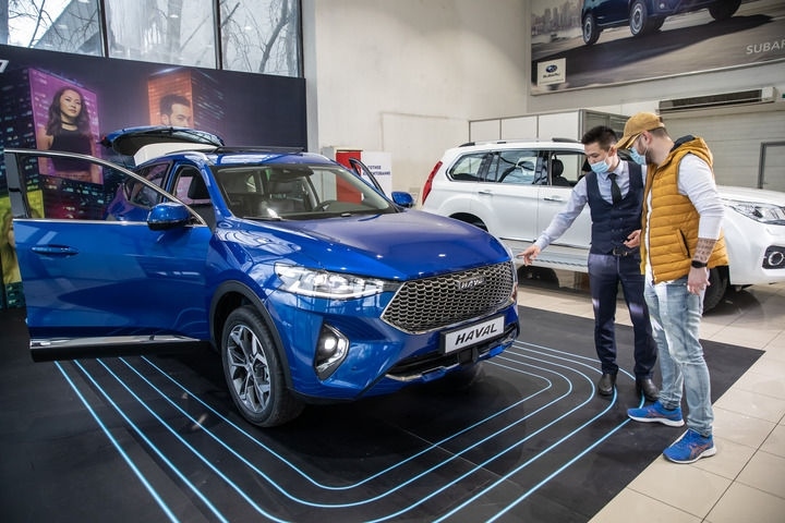 2021年4月1日，銷售人員在哈薩克斯坦阿拉木圖市經(jīng)銷商店向消費(fèi)者介紹哈弗汽車。新華社發(fā)（阿斯塔納汽車公司供圖）