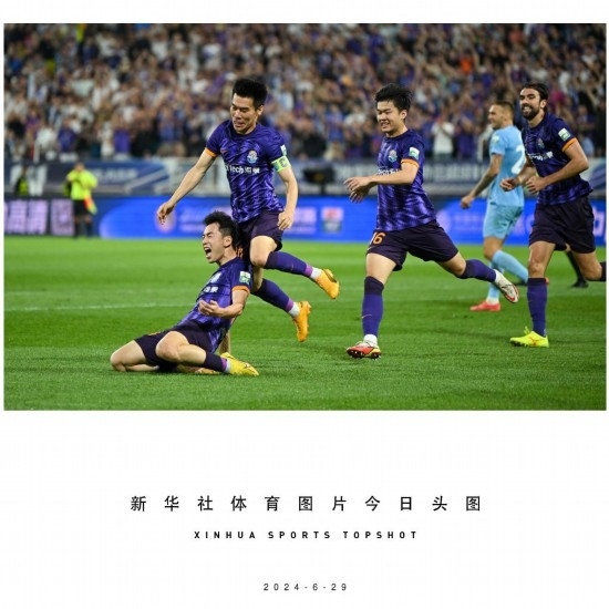  6月29日，天津津門虎隊球員劉俊賢（左一）在比賽中進(jìn)球后慶祝。新華社記者 孫凡越 攝