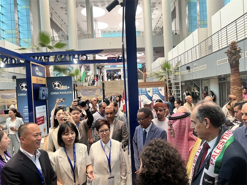 沙特廣播電視局首席執(zhí)行官、阿廣聯(lián)主席穆罕默德（右二）、阿廣聯(lián)秘書長(zhǎng)蘇萊曼（右三）等阿拉伯國(guó)家嘉賓參觀展臺(tái)。主辦方供圖